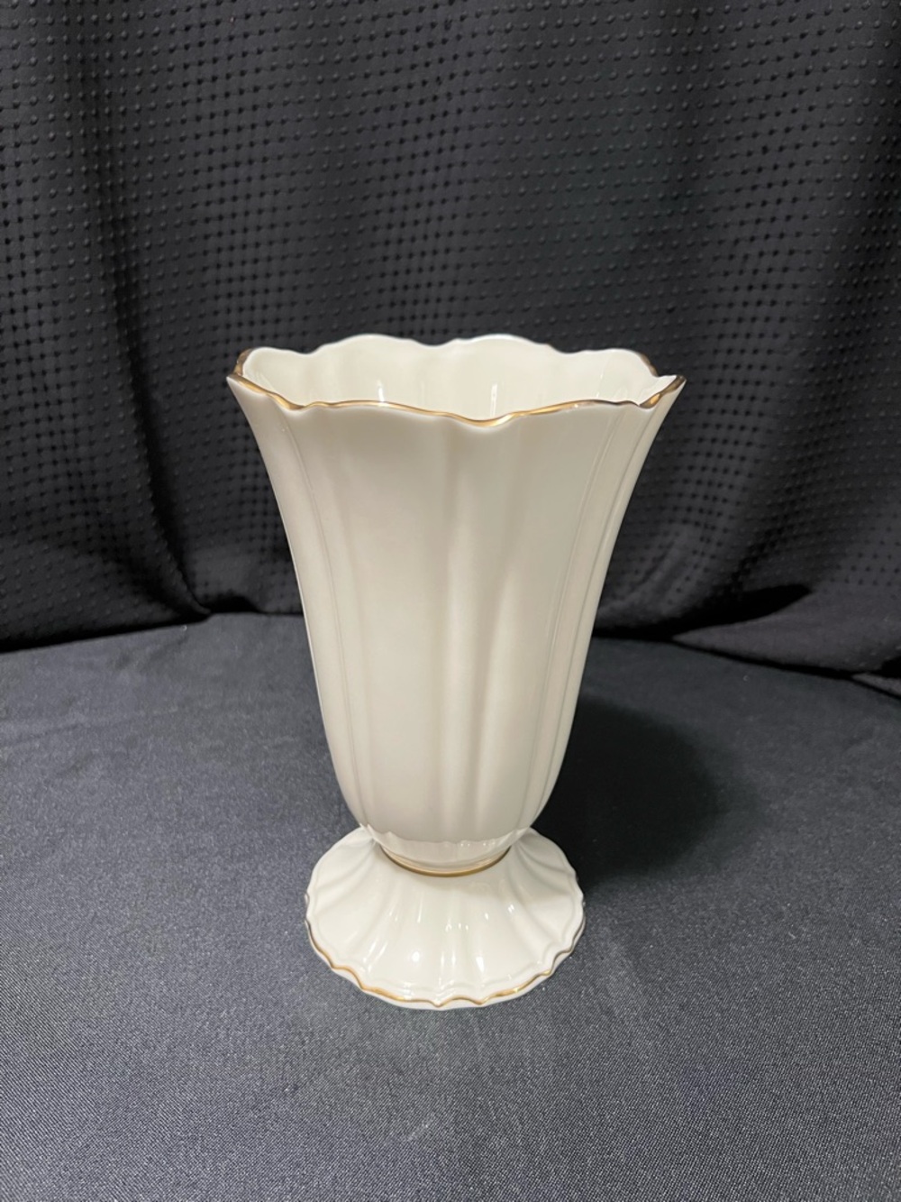 Lenox Vintage “Symphony “Scalloped”Vase with 24kt Gold Trim